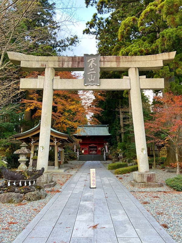 東口本宮冨士浅間神社の鳥居と開運祈願を行う前の神聖な参拝風景