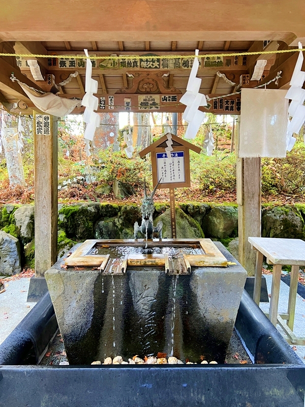 東口本宮冨士浅間神社の手水舎で心を整え開運祈願に向き合った参拝風景