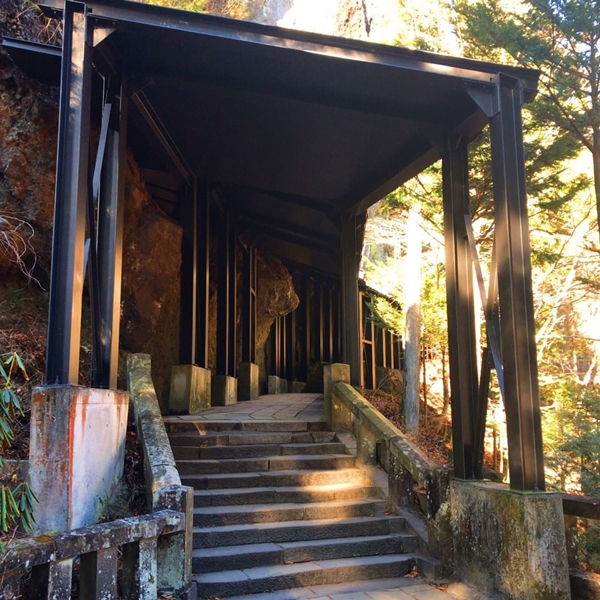 パワースポットで有名な榛名神社のトンネル