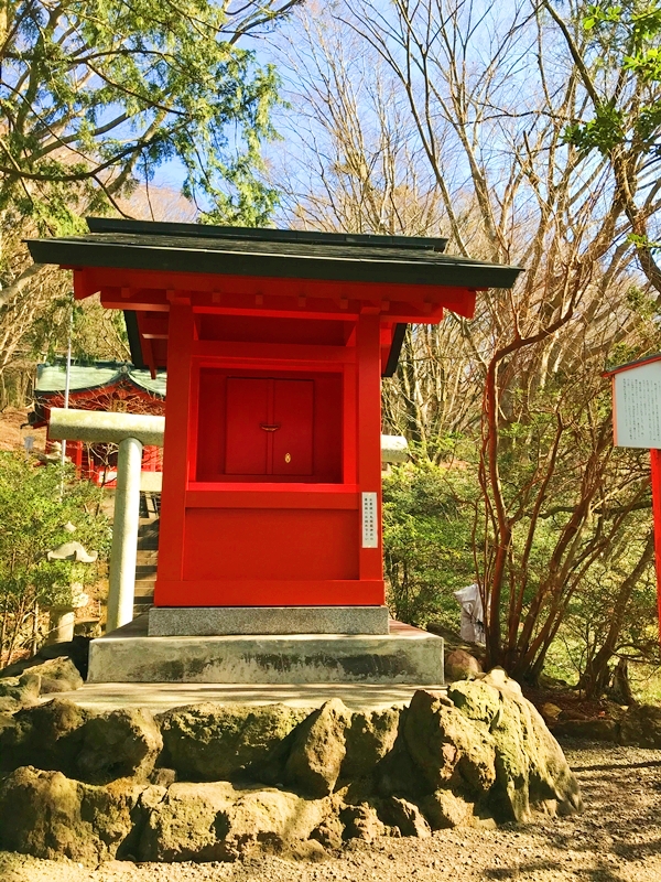 九頭龍神社本宮の社殿と、その近くに鎮座する弁財天社
