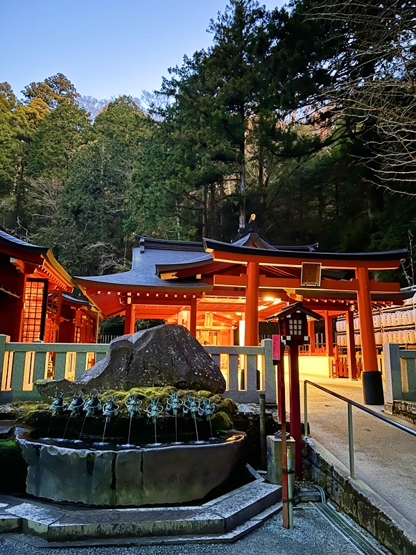箱根神社社殿横に鎮座する九頭龍神社新宮と、龍の口から水が流れる龍神水舎