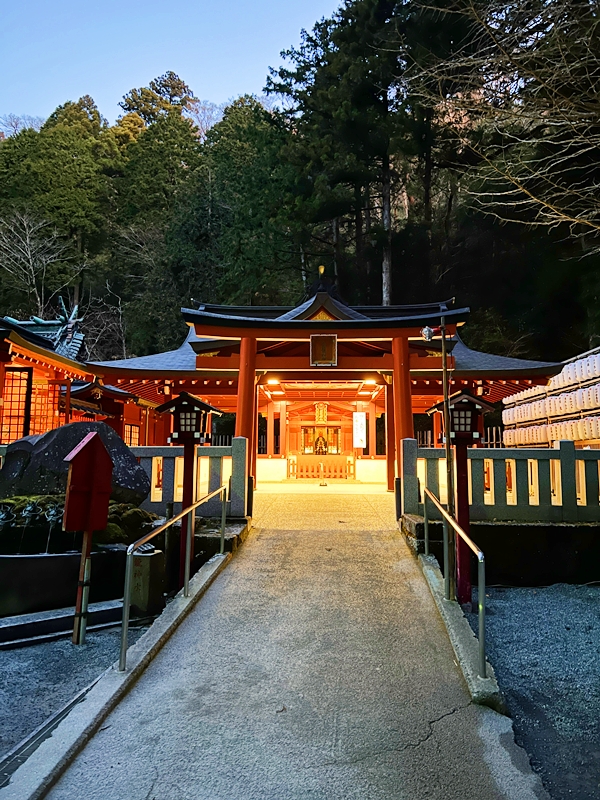 朱塗りで端正な造りの九頭龍神社新宮の社殿