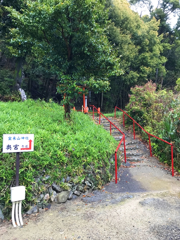 パワースポットで有名な来山神社の奥宮入口