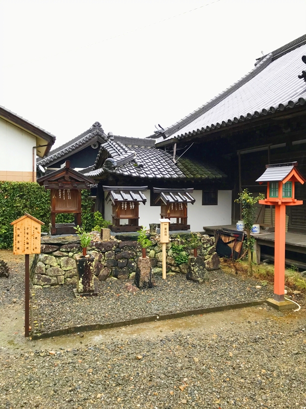 パワースポットで有名な来山神社の境内