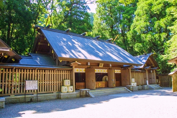 パワースポットで有名な天戸岩神社の社殿