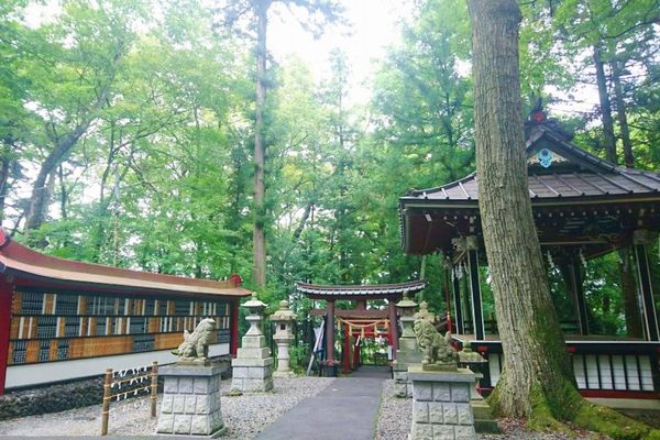 パワースポットで有名な新屋山神社の境内