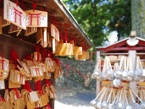 パワースポットで有名な門田稲荷神社の絵馬掛け