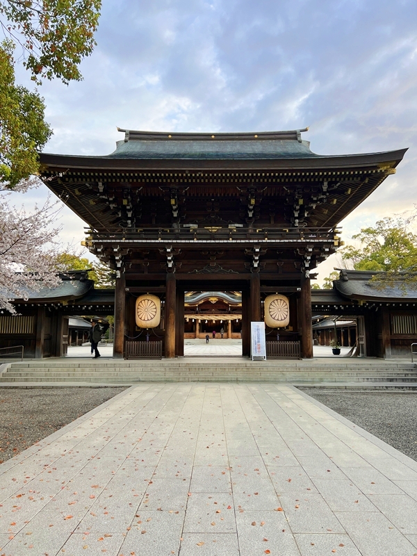 パワースポットで有名な寒川神社の神門