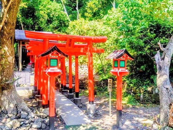 洲崎神社の力強い境内社