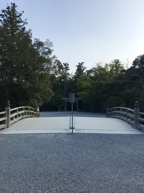 外宮の火除橋（ひよけばし）参拝は左側通行が作法