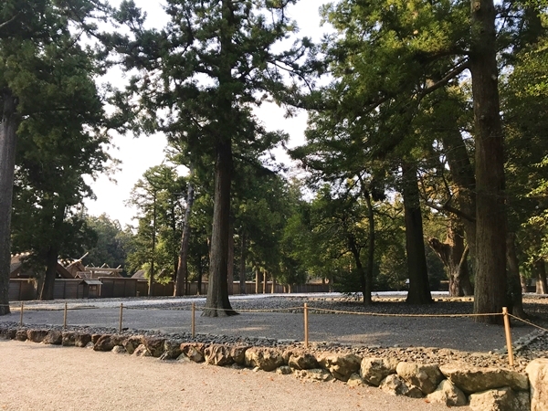 外宮正宮（豊受大神宮）玉垣南御門と祈願の様子