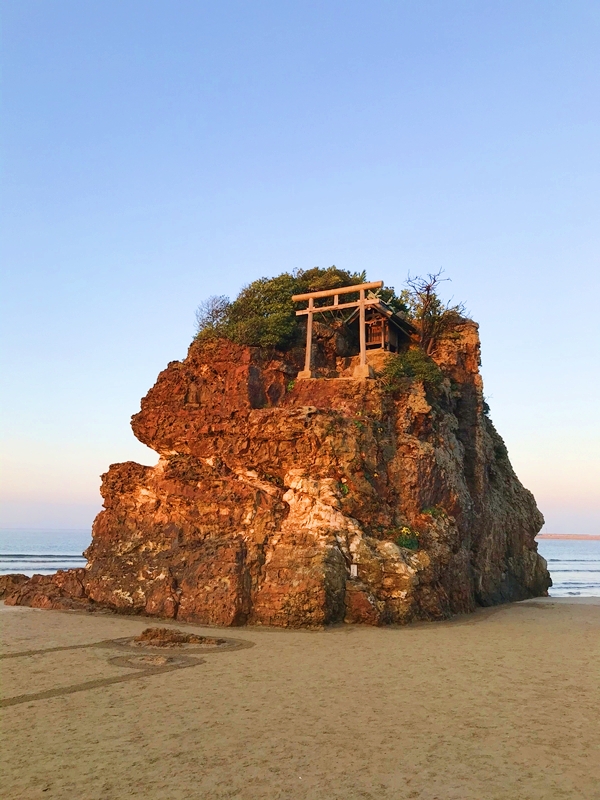 出雲大社 境外末社 大歳社の鳥居と参道