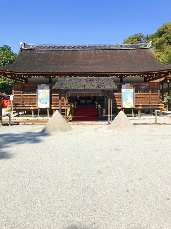 上賀茂神社 細殿と立砂 神山を模した円すい形の砂山 パワースポット