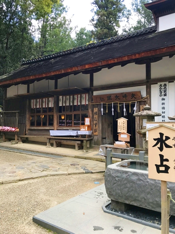 縁結びで有名な春日大社の末社・夫婦大國社の社殿と奉納されたしゃもじ