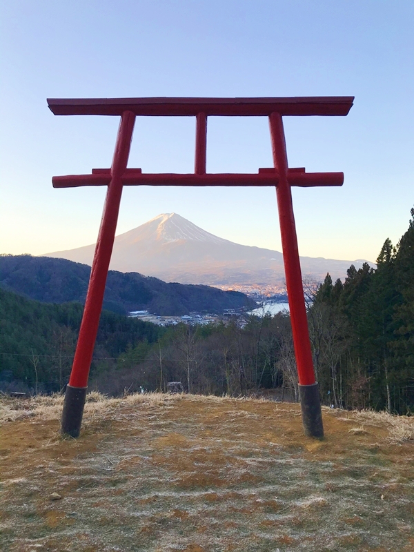 河口浅間神社の遥拝所 天空の鳥居から望む富士山と河口湖の景観