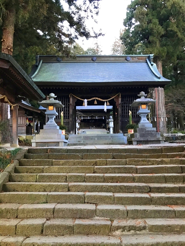 杉並木の先に建つ随神門と左手前の手水舎