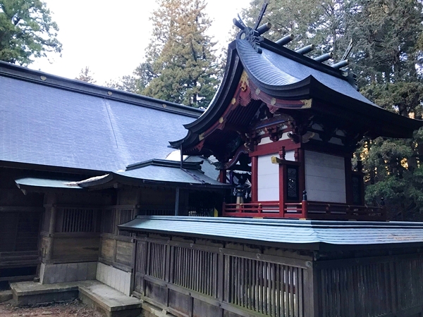 朱塗りの一間社流造の本殿 慶長年間に再建された様式