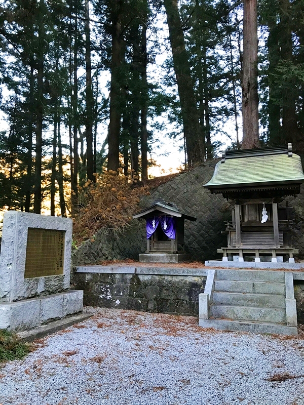 境内に点在する出雲社や諏訪社などの摂末社群