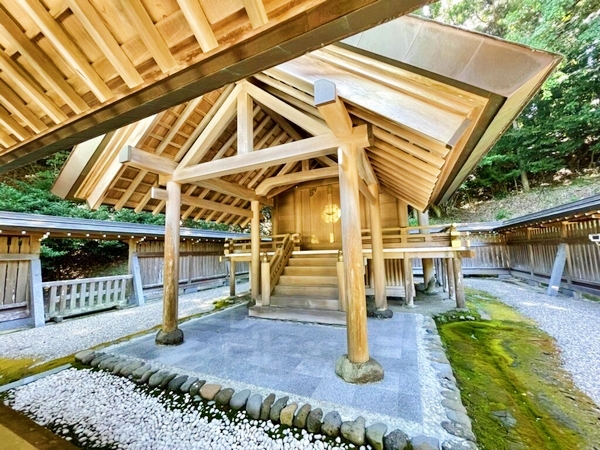 安房神社の力強い境内社の本殿