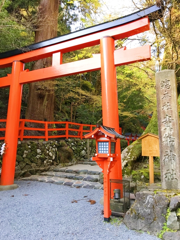 貴船神社 本宮 二の鳥居 朱色の鳥居と石段 春日灯篭が連なる幻想的な参道