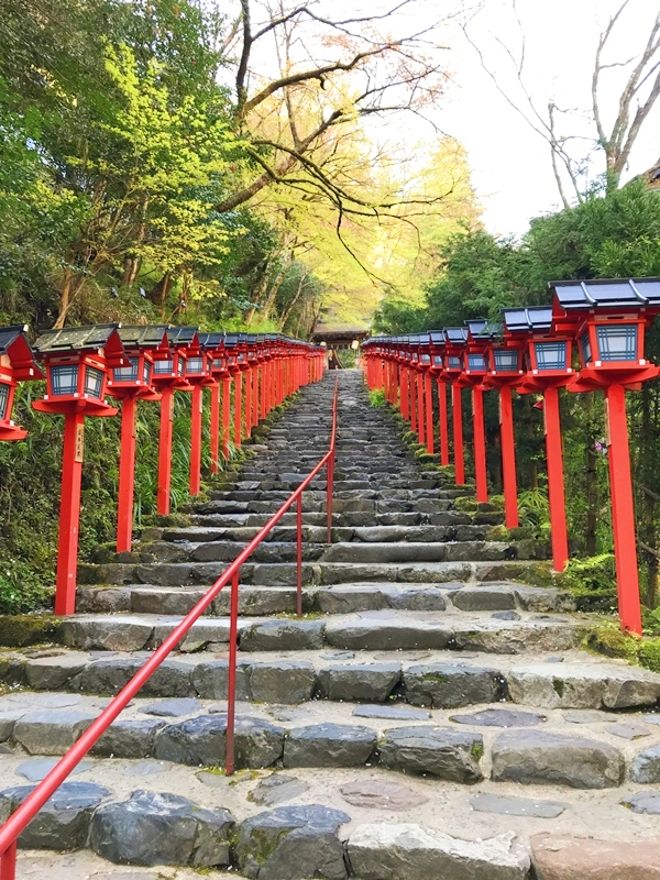 貴船神社 本宮 石段参道 87段の石段と灯篭 四季折々の美しさ