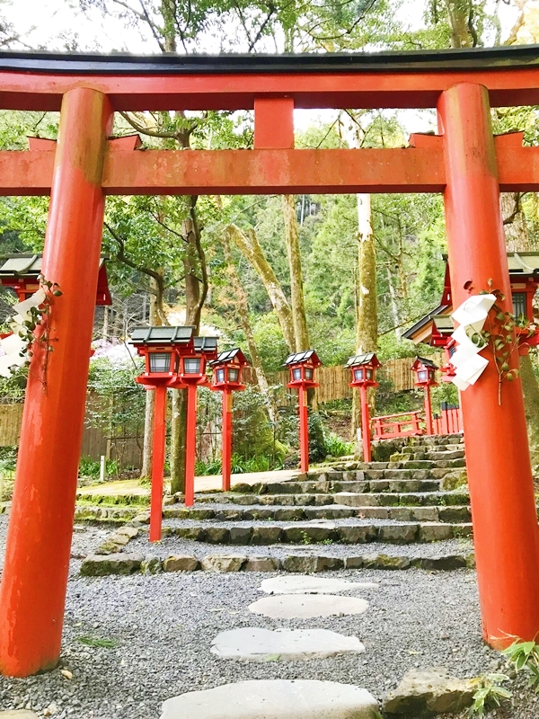 貴船神社 結社 参道 石段と春日燈籠が導く縁結びの聖地