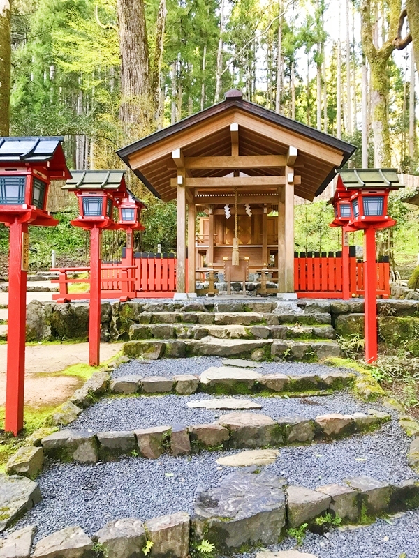 貴船神社 結社 拝殿 両脇に春日燈籠が立ち並ぶ色鮮やかな拝殿