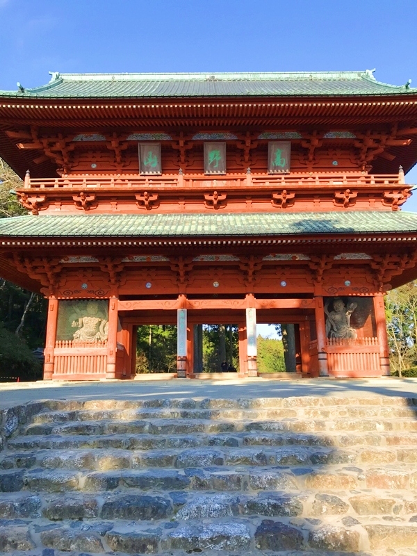 高野山の入り口「大門」の全景と巨大な仁王像｜和歌山県の世界遺産