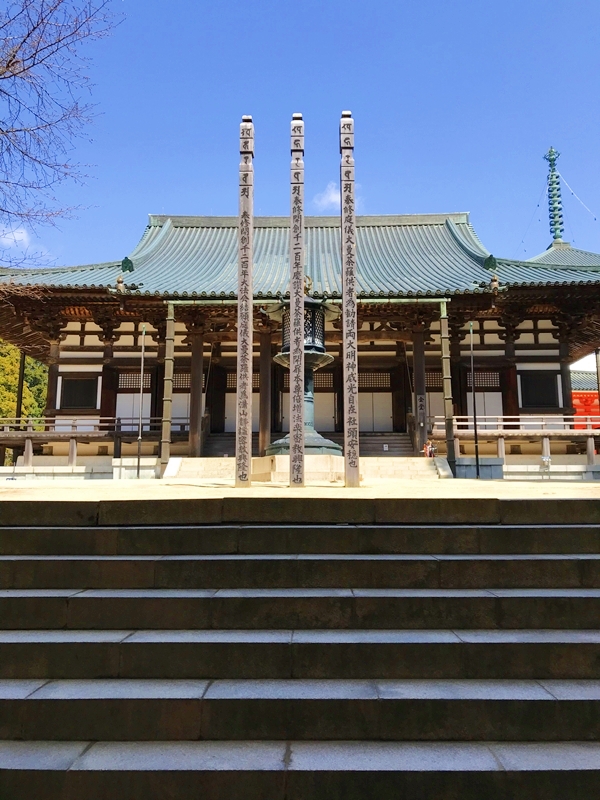 高野山の総本堂「金堂」内部の荘厳な様子と薬師如来坐像