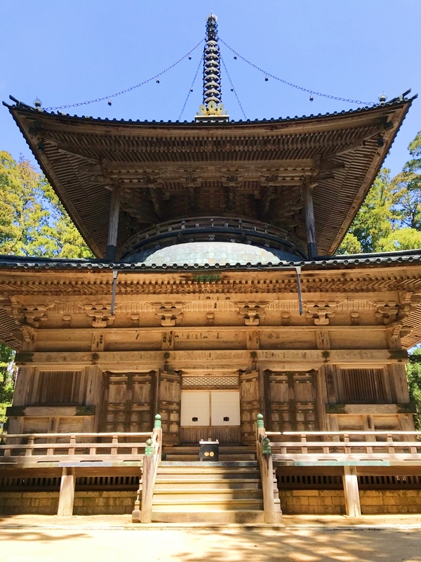 高野山の朱塗りが美しい「西塔」と周辺の伽藍の景観