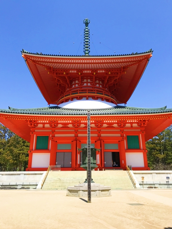 高野山のシンボル「根本大塔」の外観と内部の立体曼荼羅の説明
