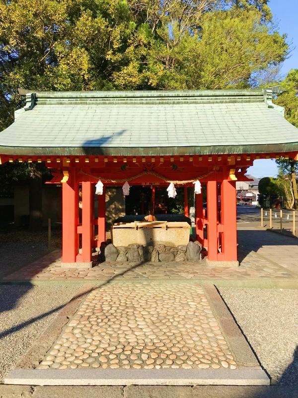 龍の水口が特徴的な朱塗りの手水舎