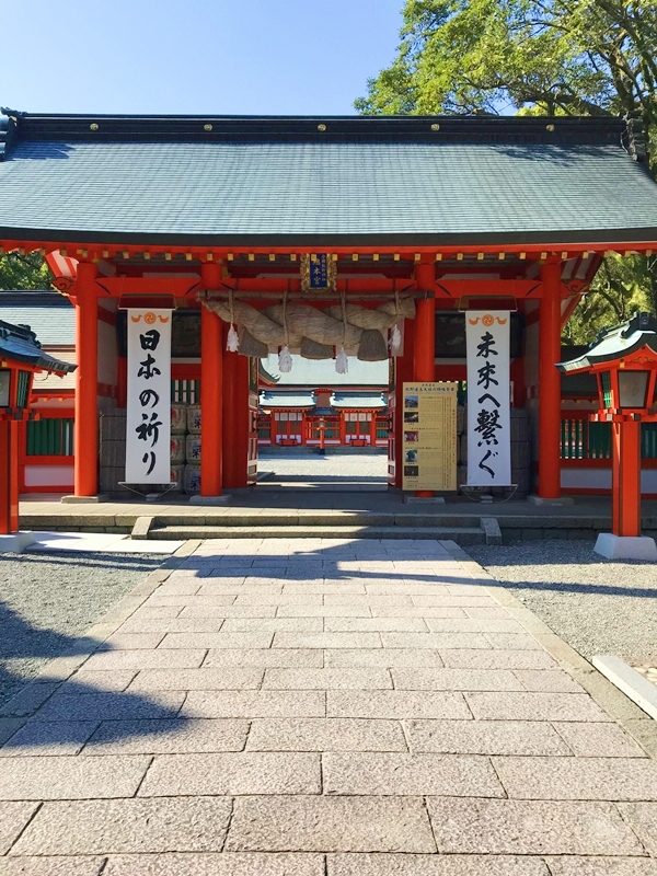 注連縄が掛かった朱塗りの神門