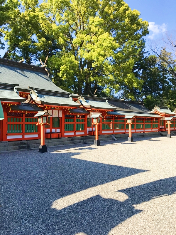 朱塗りの瑞垣と五棟の社殿