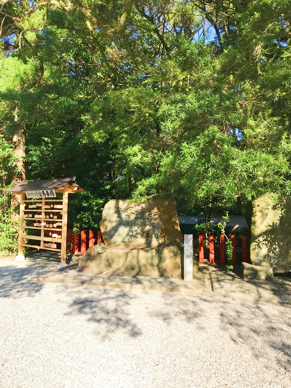 願い事が書かれた絵馬が掛かる絵馬掛け