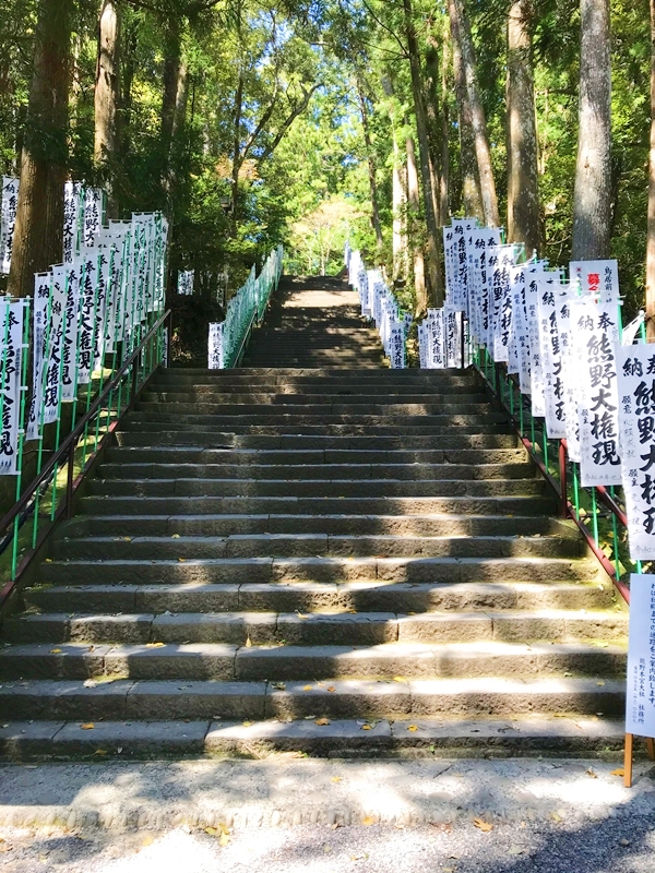 熊野本宮大社へ続く158段の石段と杉木立