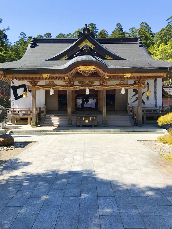 熊野本宮大社の荘厳な拝殿