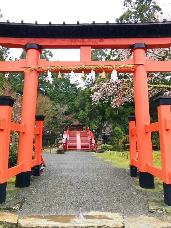 世界遺産 丹生都比売神社 外鳥居 朱色の両部鳥居 神仏習合の名残