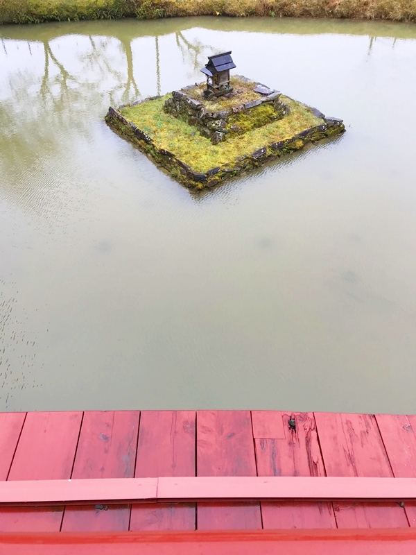丹生都比売神社 鏡池と太鼓橋 雨に煙る神秘的な風景