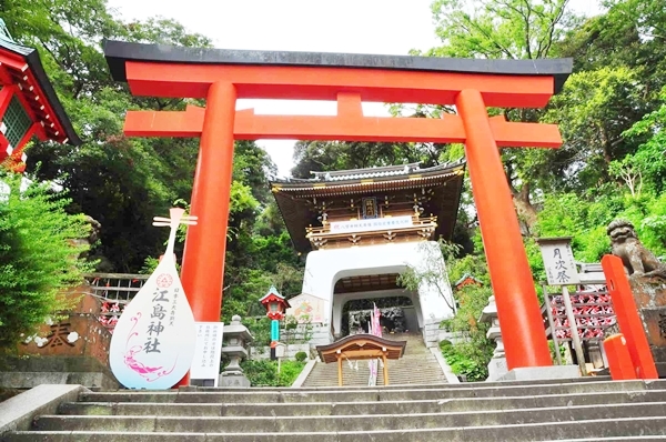 縁結びのパワースポットとして有名な江島神社の朱色の鳥居