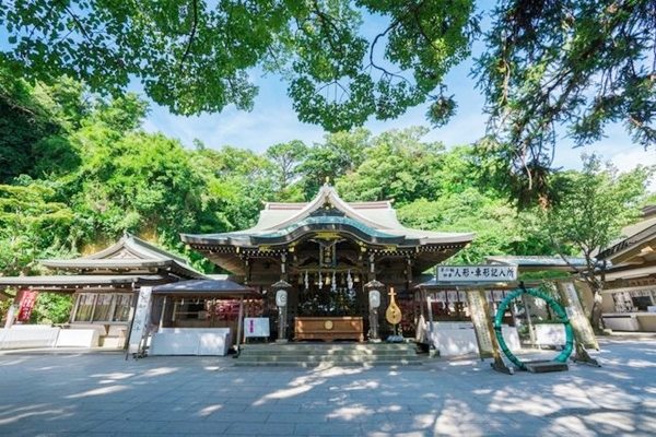 江島神社の辺津宮で執り行われる縁結び祈祷の風景