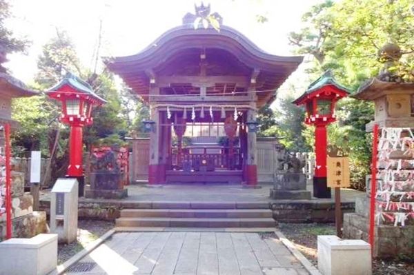 霊力伝心により縁結びのご利益を授かる江島神社最奥の奥津宮