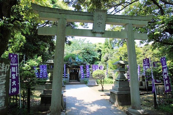 開運術を行う江島神社の龍宮大神が祀られた岩屋上の祠