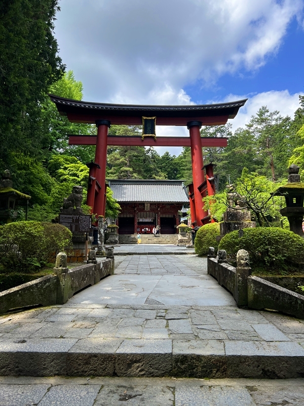 緑豊かな6月の北口本宮冨士浅間神社の二の鳥居
