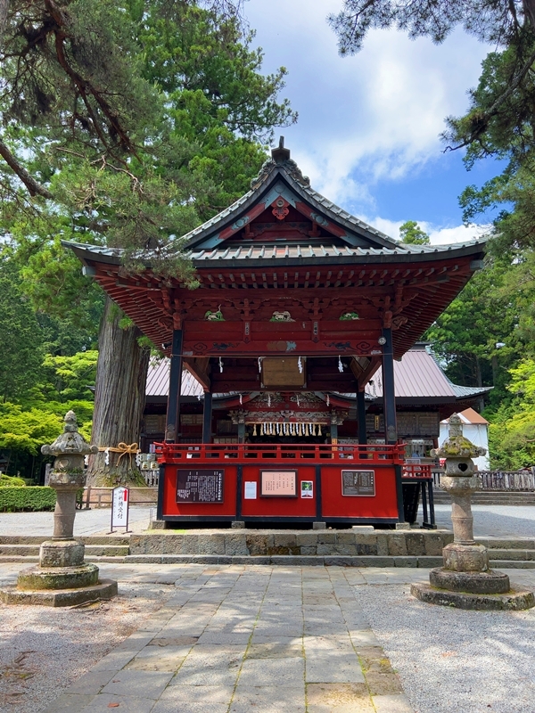 北口本宮冨士浅間神社の神楽殿と左側の太郎杉