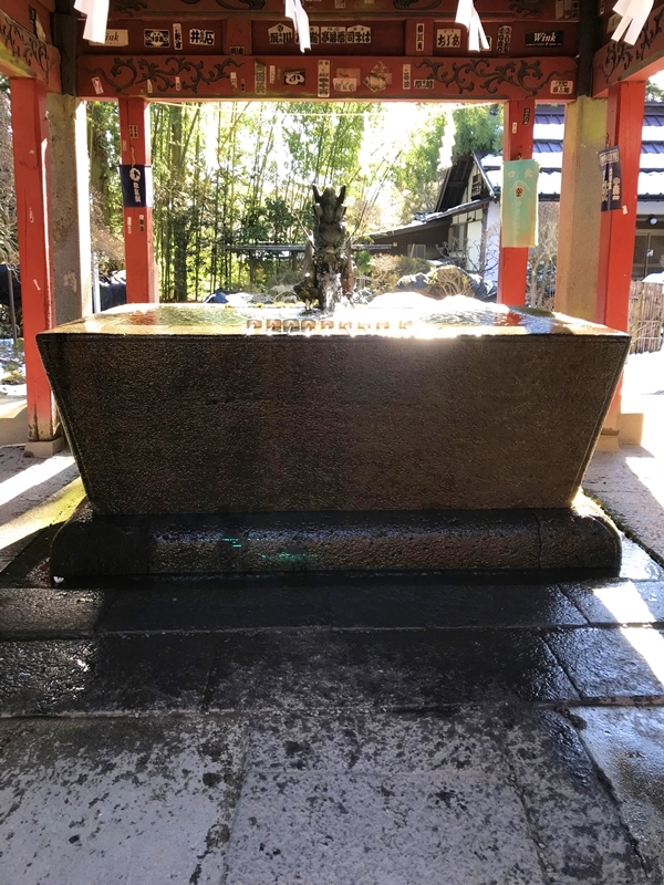 北口本宮冨士浅間神社の大きな手水舎