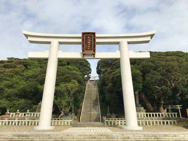 大洗磯前神社の長い参道の先に立つ二の鳥居