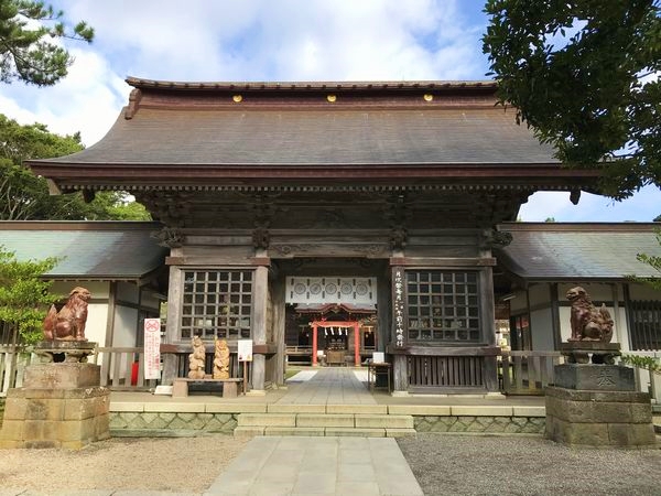 大洗磯前神社の階段を上りきった先にある随神門