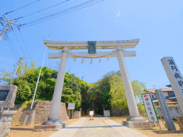 海辺に鎮座する酒列磯前神社の一の鳥居