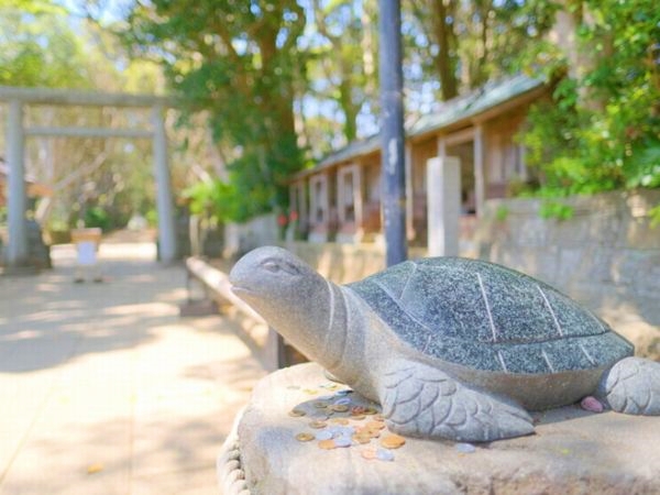 酒列磯前神社の参道途中にある幸運の亀の石像